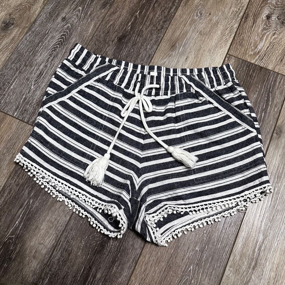 🛍️ Jolt   55% Linen Lace trim Shorts with drawstring Size M